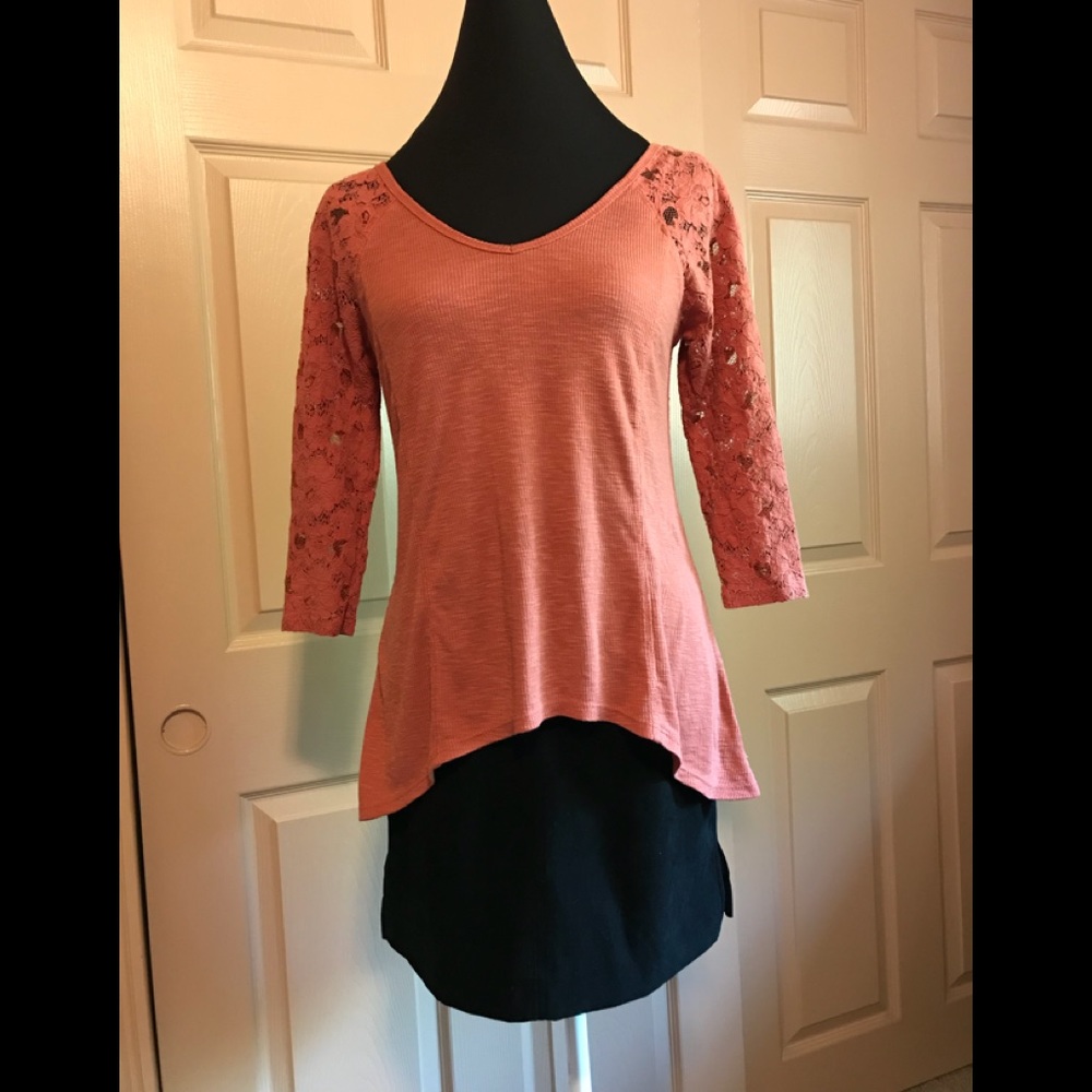 Chloe & Katie asymmetrical top w lace sleeves Sz S